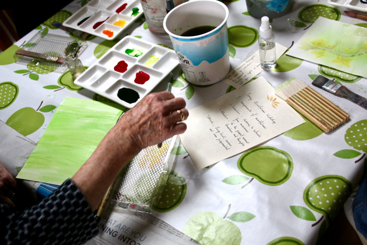 People%20painting%20in%20art%20workshop%20with%20Georgia%20Peskett_01