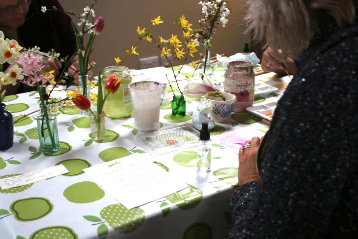 People%20painting%20in%20art%20workshop%20with%20Georgia%20Peskett_02