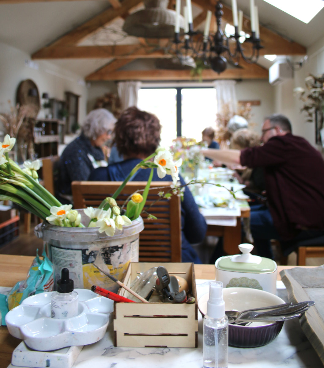 People%20painting%20in%20art%20workshop%20with%20Georgia%20Peskett_04